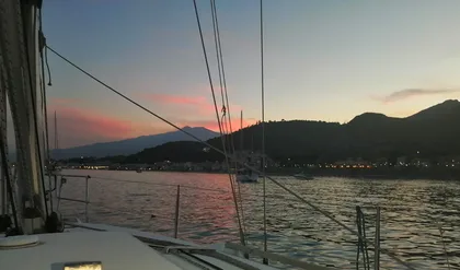 Taormina: Schifffahrt bei Sonnenuntergang mit Aperitif und einem Glas Wein