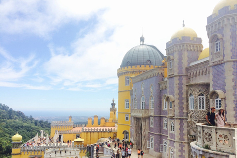 Da Lisbona: Tour del Palazzo Pena, Regaleira, Sintra e CascaisPunto di incontro a Lisbona