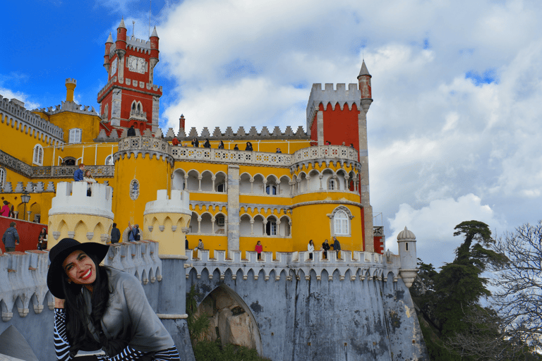 Da Lisbona: Tour del Palazzo Pena, Regaleira, Sintra e CascaisPunto di incontro a Lisbona