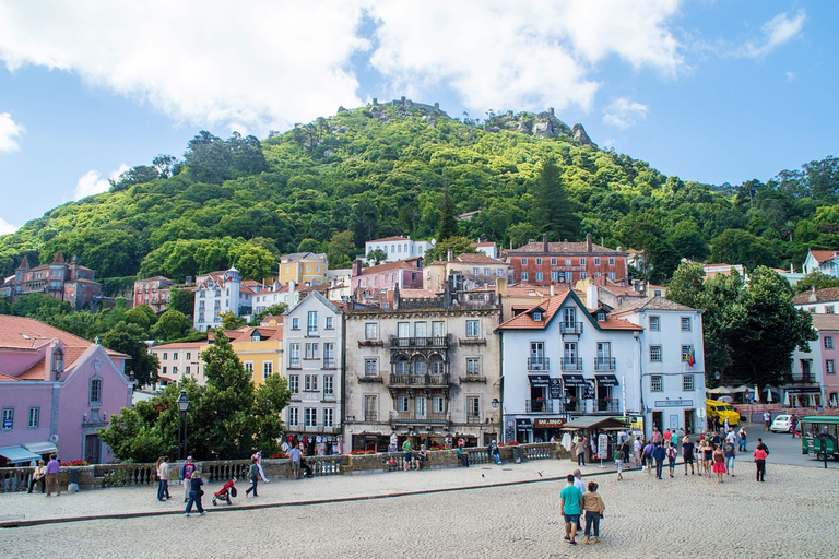 Da Lisbona: Tour del Palazzo Pena, Regaleira, Sintra e CascaisPunto di incontro a Lisbona