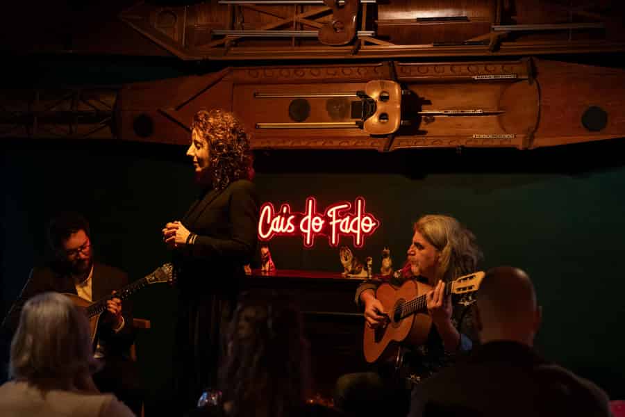 Porto: authentisches Fado-Konzert mit Portwein & Aussicht. Foto: GetYourGuide Porto: authentisches Fado-Konzert mit Portwein & Aussicht. Foto: GetYourGuide