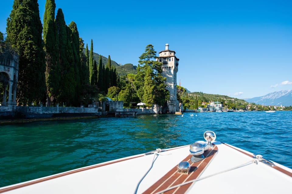 Priv Rondvaart Bij Zonsondergang Door Sirmione Met Aperitief Aan Boord