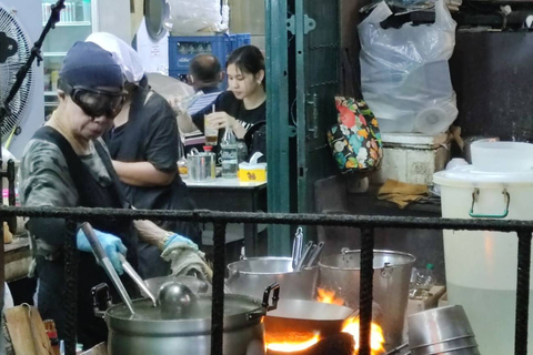 Bangkok: przewodnik Michelin Street Food Tour przez Tuk TukWycieczka grupowa z miejscem spotkania