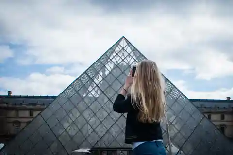 Visite de la ville avec billets du Louvre et cidre avec une crêpe