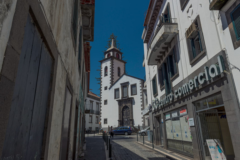 Funchal : explorez les sites touristiques de la ville en tuk-tuk