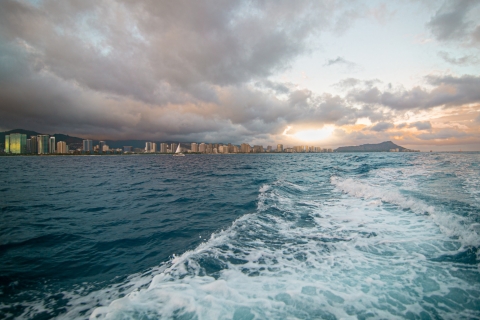 Waikiki : Croisière BYOB au coucher du soleil avec collationsCroisière au coucher du soleil