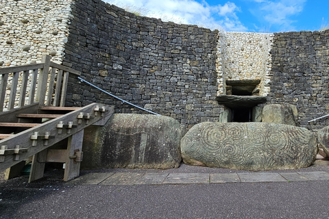 مقبرة نيوجرانج ممر نيوجرانج والمواقع الأيرلندية القديمة.