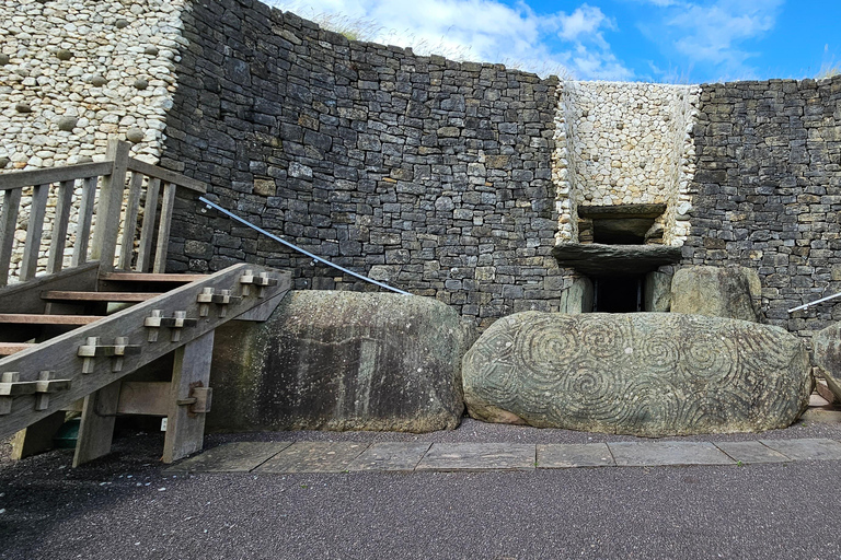 مقبرة نيوجرانج ممر نيوجرانج والمواقع الأيرلندية القديمة.