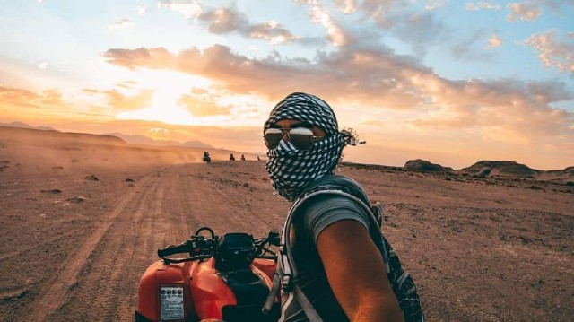 Hurghada: Stadsrondleiding en woestijnsafari met Quad Bike bij zonsondergang
