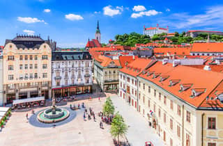 Von Wien aus: Hin- und Rückfahrt mit dem Bus nach Bratislava mit Wandertour