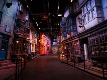 London: Warner Bros. Studio Tour and River Thames Cruise