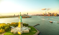 NYC, Estatua de Liberty y Ellis Island Tour con ferry - Housity