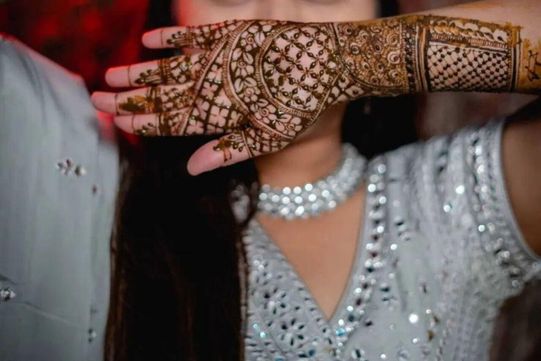 Agra: Experimente o design tradicional indiano de hennaAgra: experiência tradicional de desenho de henna indiana