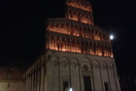 Lucca: tour guidato a piedi della città di notte