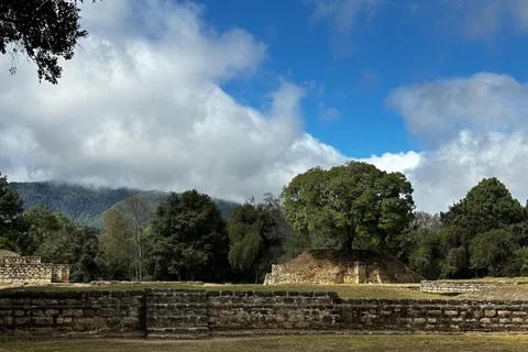 Iximche: "Laatste Mayahoofdstad" (Tour & Mayaceremonie)