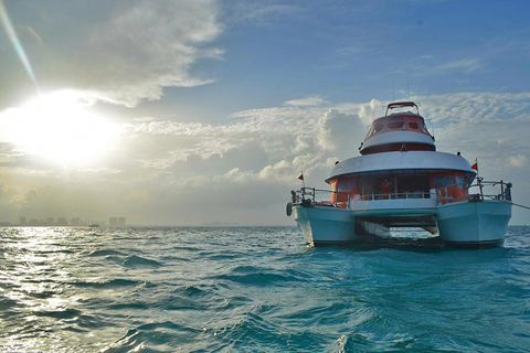 Cancún: crucero de un día en catamarán a Isla MujeresEsnórquel incluido