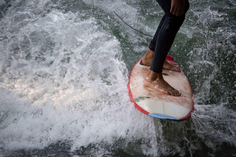 Eisbachwelle: Surfing i centrum av München - Tyskland