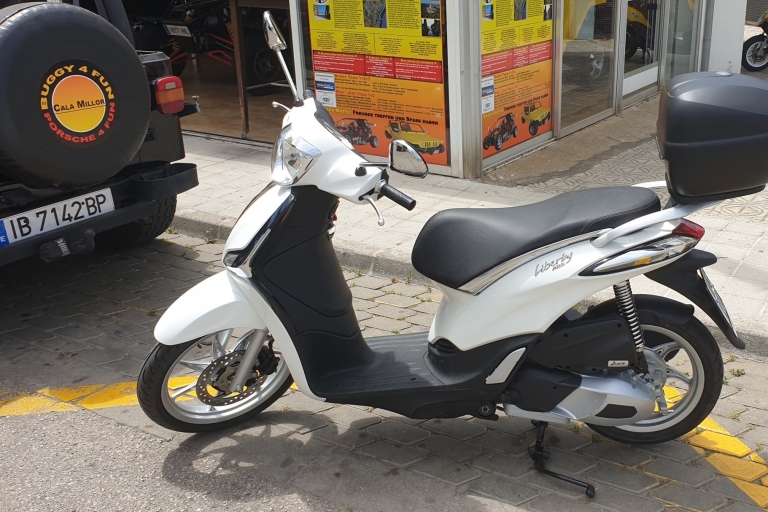 Cala Millor: alquiler de scooter en MallorcaCala Millor: alquiler de scooter de un día