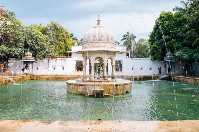 Explorez Udaipur : Une journée complète de visite privée de la ville avec promenade en bateauVisite avec droit d'entrée au monument