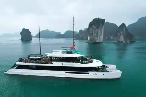 Crucero de lujo en catamarán de 1 día por Halong y la bahía de Lan Ha desde Hanói