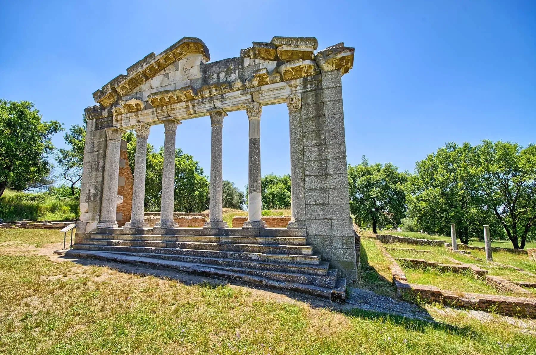 Von Tirana & Durres: Gruppenreise nach Apollonia Berat & Durres
