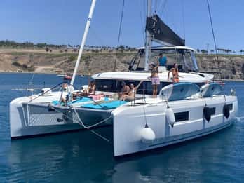 Pasito Blanco: Private catamaran excursion with food & drink