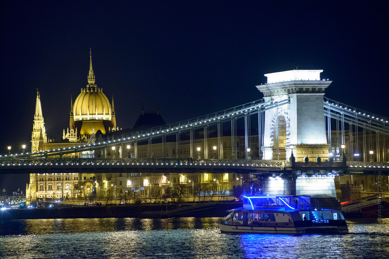 Budapest: Dinner Cruise with Operetta and Folk Show 4-Course Dinner with Window Table