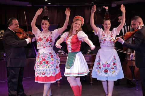 Budapest: Dinner Cruise with Operetta and Folk Show