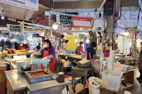 Seoul: tour del mercato di Gwangjang e delle mura della fortezza con cibo