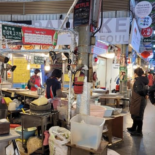 Seoul: tour del mercato di Gwangjang e delle mura della fortezza con cibo