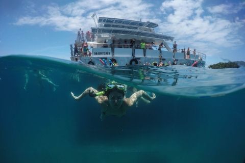 Búzios: Catamaran Boat Tour with Snorkeling