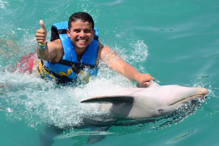 Cancún: programa de nado con delfines en Isla Mujeres con buffet