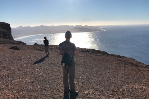 Lanzarote: tour de senderismo por el volcán norteTour Trekking Volcán Norte – Punto de Encuentro