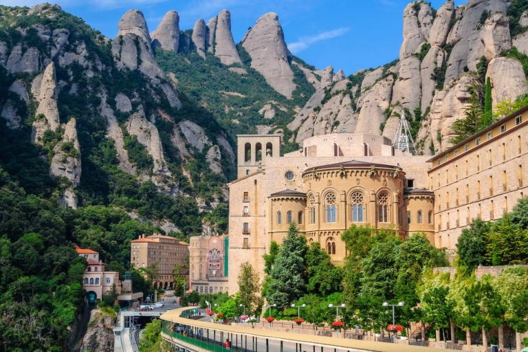 Desde Barcelona: tour privado de Montserrat con degustación de licores