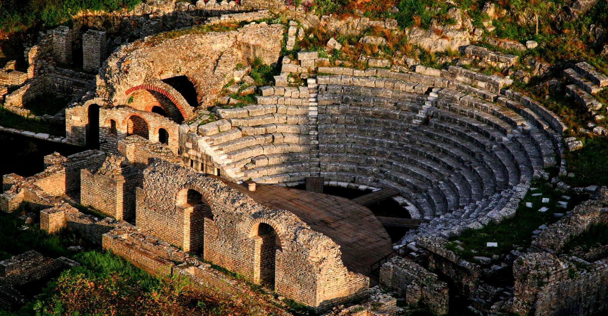Van Tirana & Durres, bezoek Gjirokaster, Butrint en Saranda - Housity