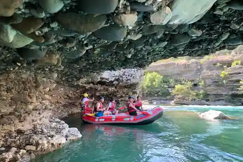 Von Tirana aus: 2-Tages-Trip zum Rafting und Wandern auf dem Vjosa-Fluss