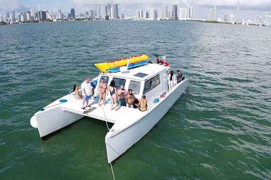 Miami: Ultimative Bootsparty mit, Drinks, Tubing und Jetskis. Foto: GetYourGuide
