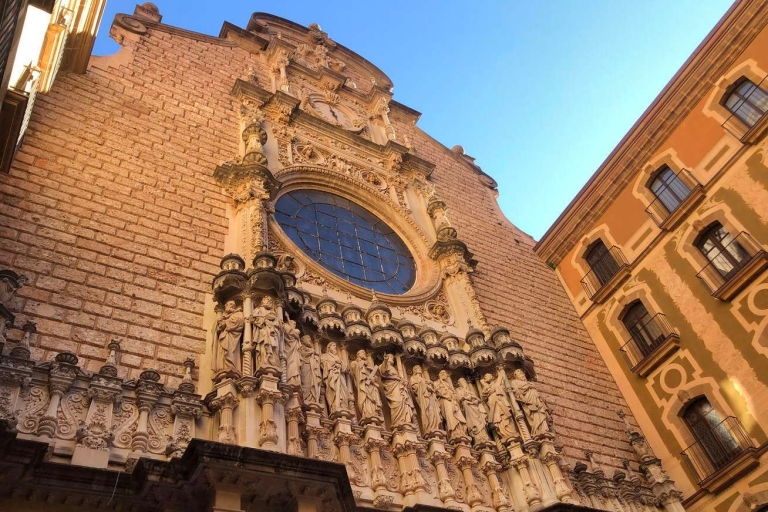 Desde Barcelona: tour privado de Montserrat con degustación de licores