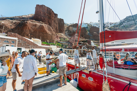 Santorini: Tour in catamarano con cena barbecue, bevande e musicaCrociera al mattino con transfer dall&#039;hotel