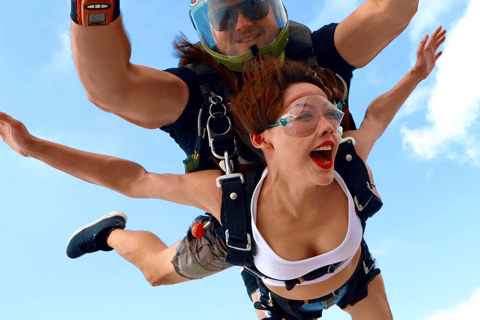 Von Pattaya aus: Tandem-Fallschirmsprung