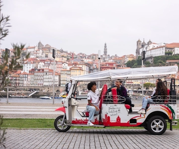 Visita o Porto: Aventura de Tuk Tuk com um Vinho do Porto Clássico