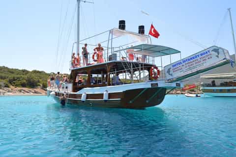 Bodrum: Black Island Boat Tour with Lunch