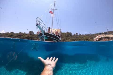 Bodrum: Black Island Boat Tour with Lunch