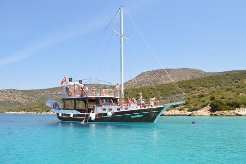 Bodrum: Black Island Boat Tour with Lunch