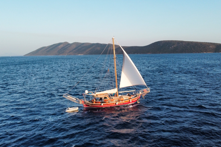 Bodrum: całodniowy prywatny rejs statkiem z lunchemWycieczka po czarnej wyspie