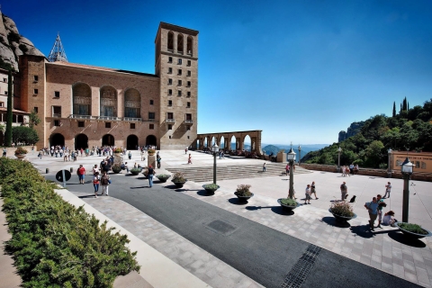 Barcelona: tren de Montserrat, entradas para museos y audioguíaBarcelona: entradas a Montserrat y audioguía con transporte