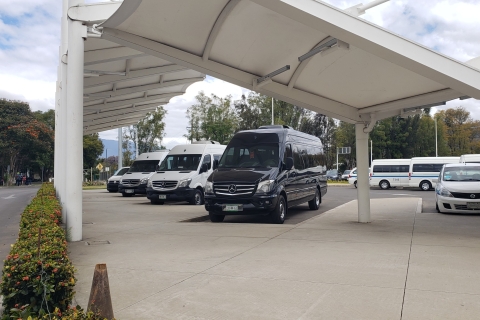 Oaxaca : transfert privé aller simple vers Puerto EscondidoUn van pour jusqu'à 6 passagers