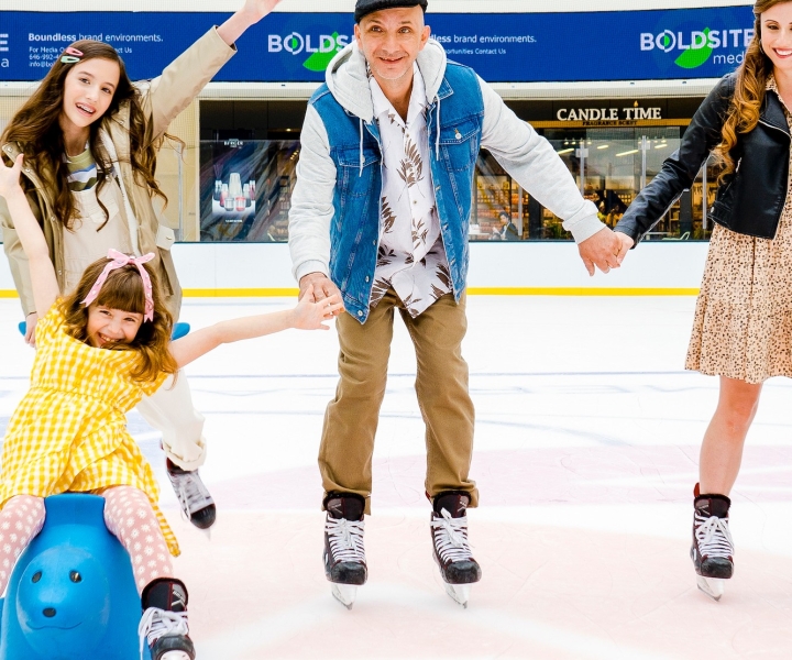 Sueño Americano: Entrada a la pista cubierta de patinaje sobre hielo