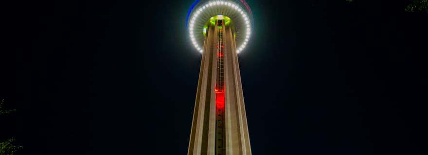 Visite nocturne premium de San Antonio en voiture avec dîner et croisière
