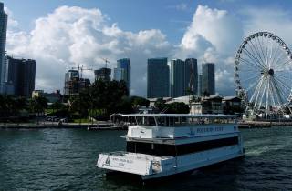 Miami: Silvester-Fährenfahrt mit offener Bar und Snacks